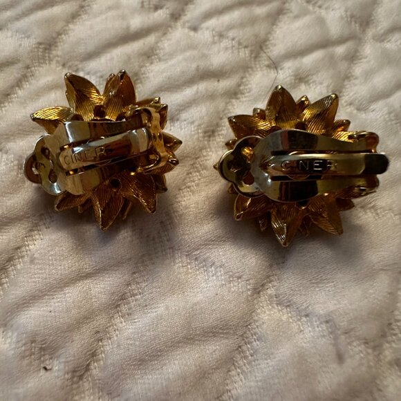 Vintage Ciner Turquoise and Gold Flower Earrings - Picture 3 of 3